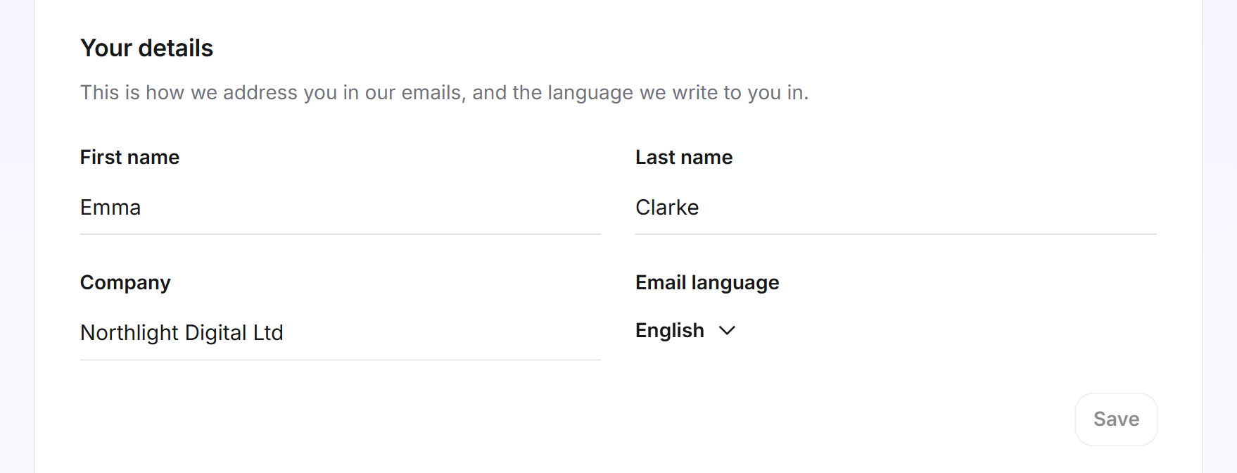 La carte Tes informations avec le prénom Emma, le nom Clarke, l'entreprise Northlight Digital Ltd et la langue des e-mails