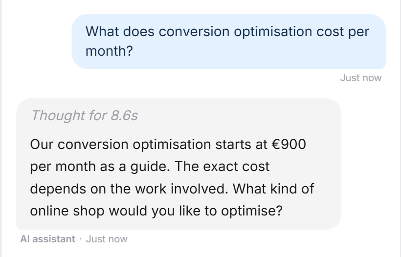 A visitor asks what conversion optimisation costs per month. The LeadWin agent names from €900 per month as a guide and asks about the shop