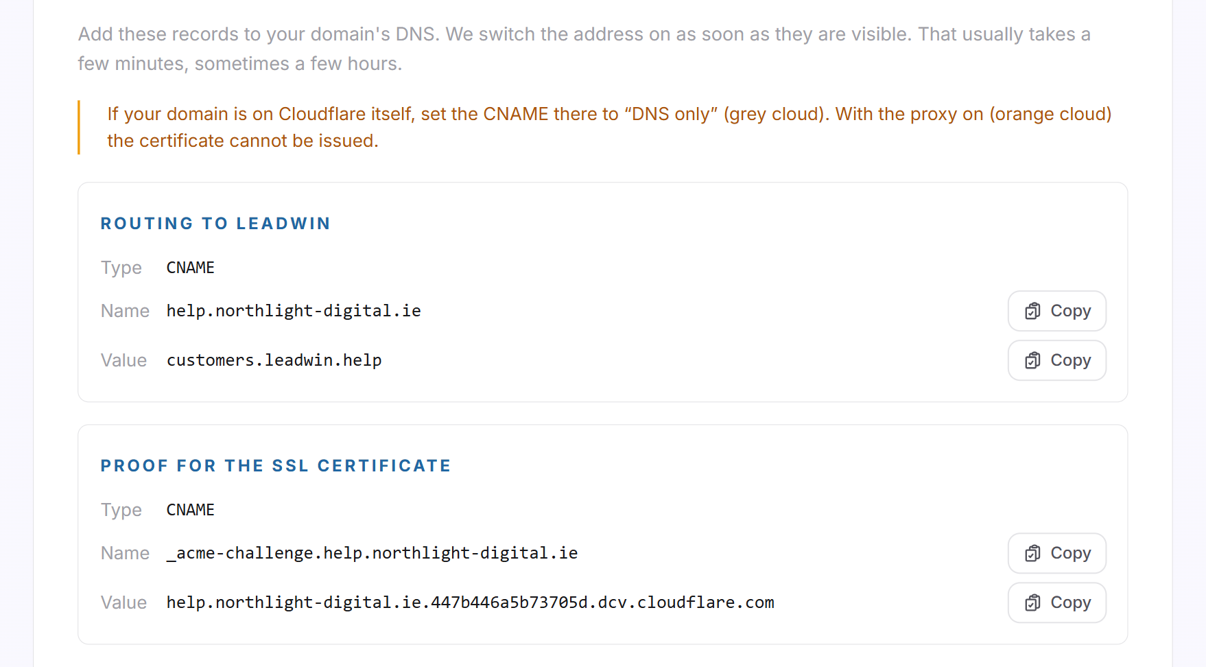 De DNS-records voor het eigen subdomein met type, naam en waarde, daarboven de tip voor domeinen bij Cloudflare