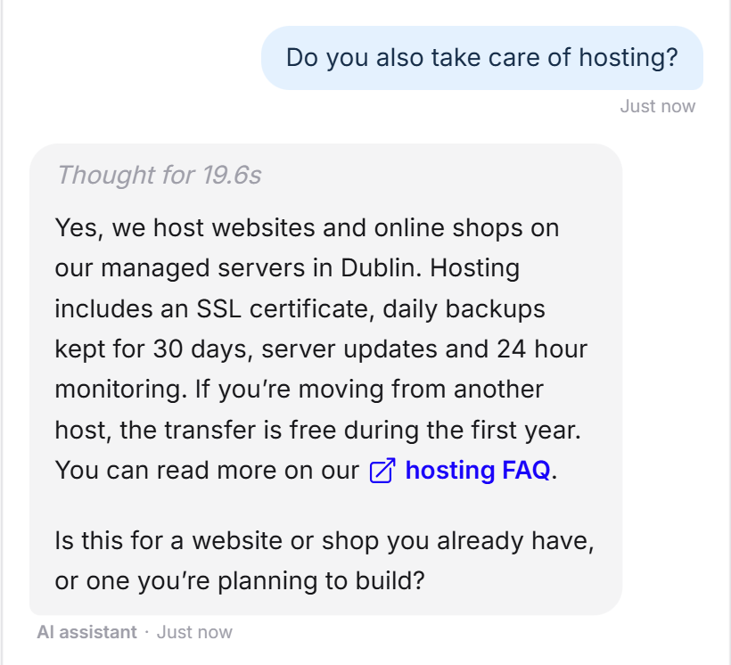 Un visiteur demande si le prestataire s'occupe aussi de l'hébergement. L'agent LeadWin décrit l'hébergement géré à Dublin avec certificat SSL, sauvegardes quotidiennes et surveillance, met en lien la page FAQ et pose une question sur le projet