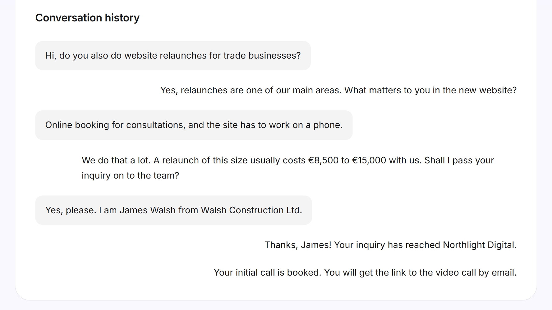 L'historique de la conversation sous une demande avec les messages du visiteur et de l'agent LeadWin