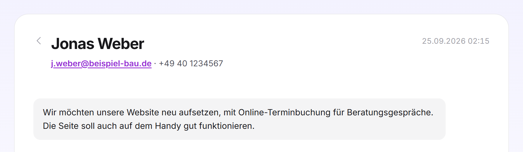 Der Kopf einer geöffneten Anfrage mit Name, E-Mail-Adresse, Telefonnummer, Eingangsdatum und der Nachricht des Besuchers