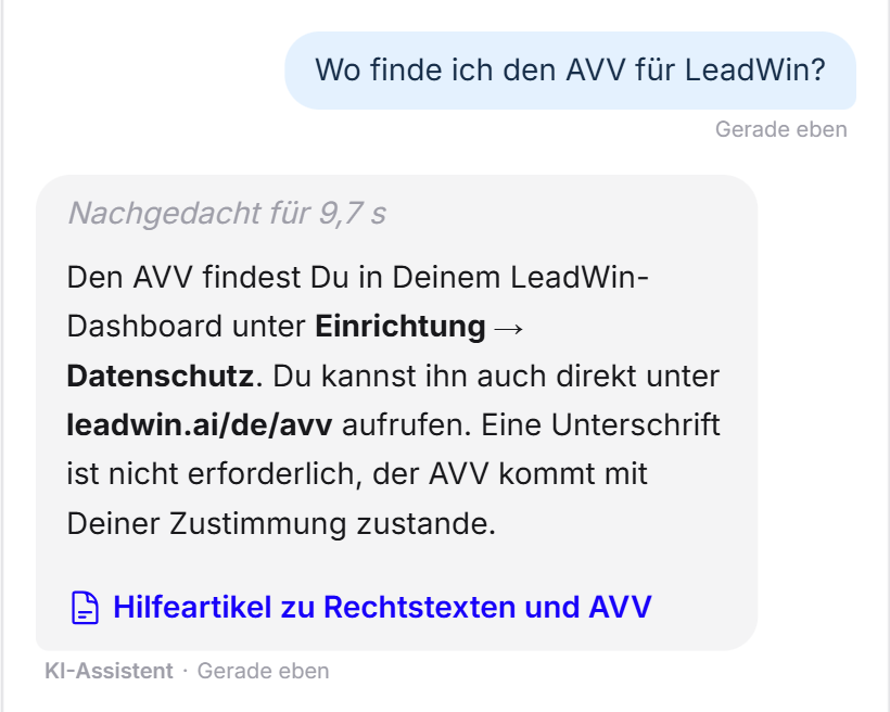 Jemand fragt, wo er den AVV für LeadWin findet. Der LeadWin-Agent nennt Einrichtung → Datenschutz im Dashboard und die Adresse leadwin.ai/de/avv und verlinkt den Hilfeartikel zu den Rechtstexten