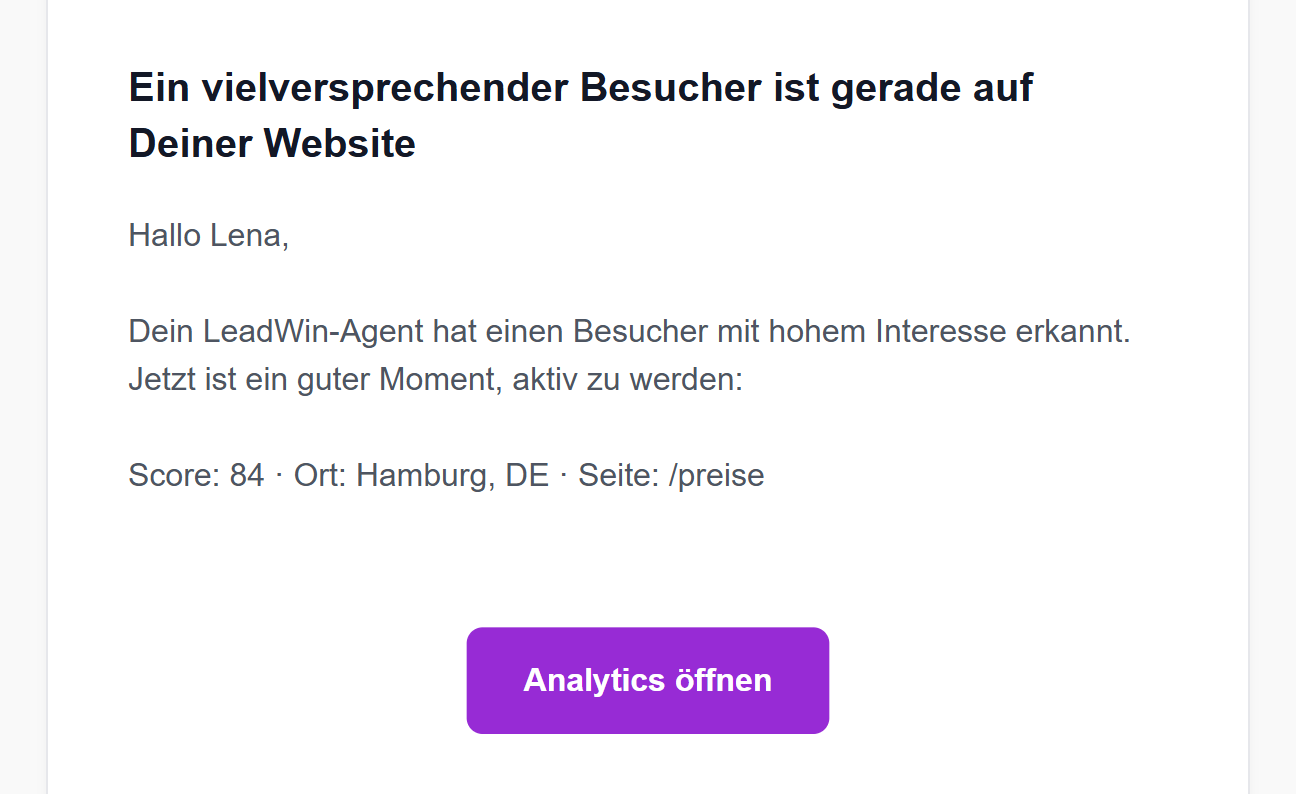 Die E-Mail Ein vielversprechender Besucher ist gerade auf Deiner Website mit Score, Ort, Seite und der Schaltfläche Analytics öffnen