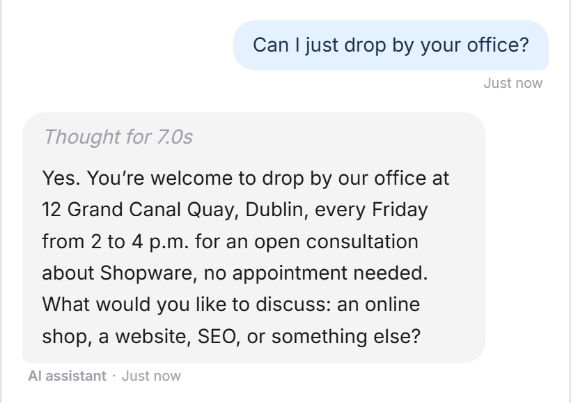 Een bezoeker vraagt of hij op kantoor langs kan komen. De LeadWin-agent noemt het adres 12 Grand Canal Quay in Dublin en het open spreekuur elke vrijdag van 14 tot 16 uur en vraagt waarmee de bezoeker hulp nodig heeft