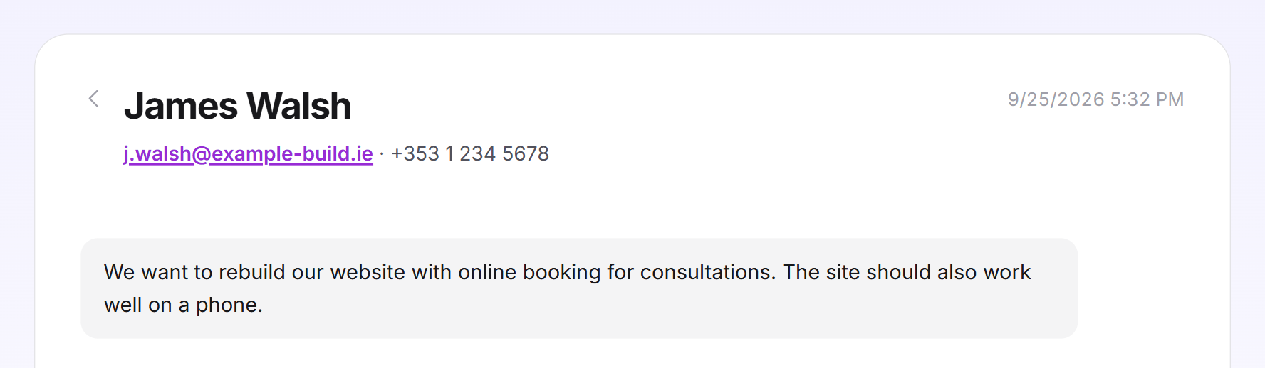 L'en-tête d'une demande ouverte avec le nom, l'adresse e-mail, le numéro de téléphone, la date de réception et le message du visiteur