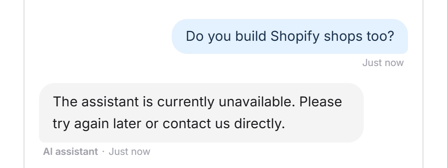 Une question d'un visiteur suivie du message indiquant que l'assistant n'est pas disponible pour le moment