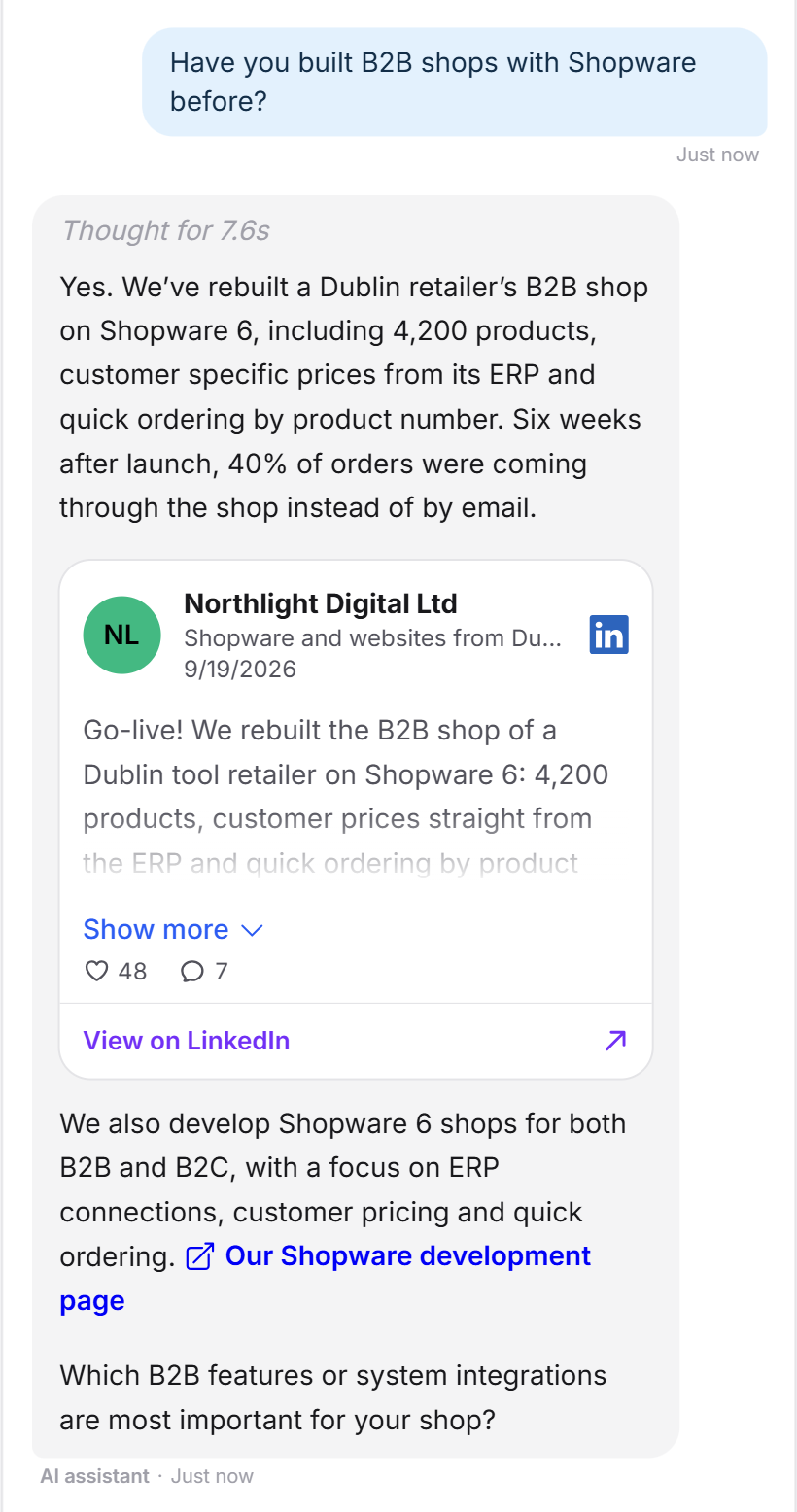 Un visitante pregunta si ya se han creado tiendas B2B con Shopware. El agente de LeadWin menciona un proyecto de un cliente, muestra la publicación de LinkedIn correspondiente como tarjeta y pregunta si se trata de una tienda nueva o de un relanzamiento