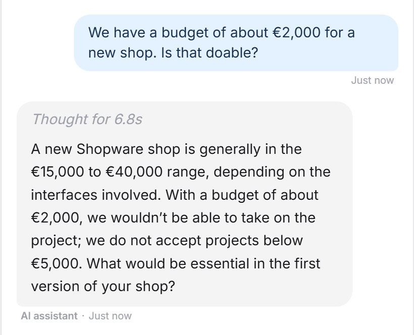 Un visiteur demande si une nouvelle boutique est possible avec un budget d'environ 2 000 €. L'agent LeadWin cite la fourchette de prix habituelle, explique qu'il n'accepte pas de projets en dessous de 5 000 € et demande ce dont la boutique a besoin en premier